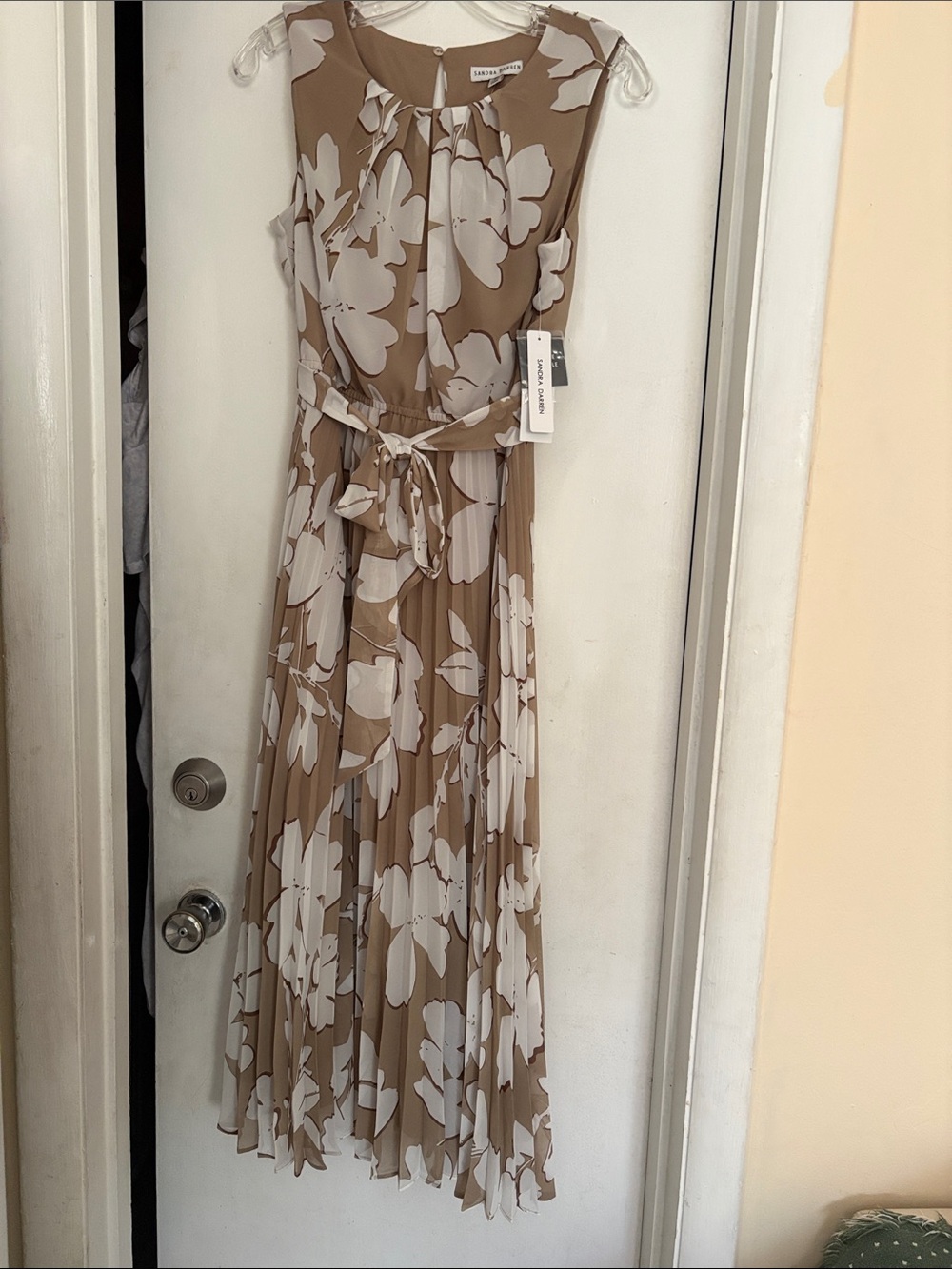 Nwt Sandra DarrenTan Maxi Dress with White Floral Print size 8p.